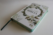 Imagen de Biblia RVR 1960 letra grande tamaño manual, tapa dura con flores blancas y cantos pintados