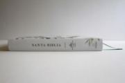 Imagen de Biblia RVR 1960 letra grande tamaño manual, tapa dura con flores blancas y cantos pintados