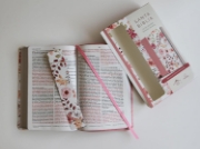 Imagen de Biblia Reina Valera 1960 letra grande. Piel rosada con flores, tamaño manual