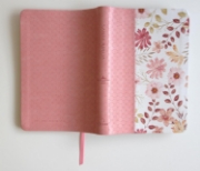 Imagen de Biblia Reina Valera 1960 letra grande. Piel rosada con flores, tamaño manual