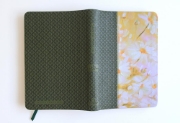 Imagen de Biblia Reina Valera 1960 letra grande. Piel verde con flores, tamaño manual