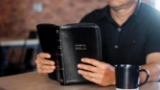 Imagen de NBLA, Santa Biblia, Ultrafina, Letra grande, Leathersoft, Negro, Palabras de Jesús en rojo, con cierre