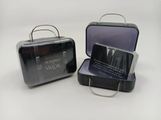 Imagen de Equipaje para hombres de valor - Caja de promesas metálica maleta