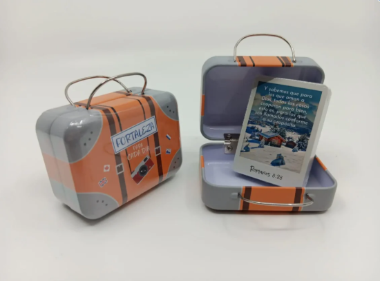 Imagen de Fortaleza para cada día - Caja de promesas metálica maleta