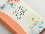 Imagen de Biblia RVR60 tamaño manual letra Gigante jardín coral. Con cierre/índice y canto pintado
