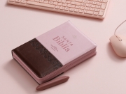 Imagen de Biblia RVR60 Letra Súper Gigante, piel Café, Rosa Mariposas con cierre, índice